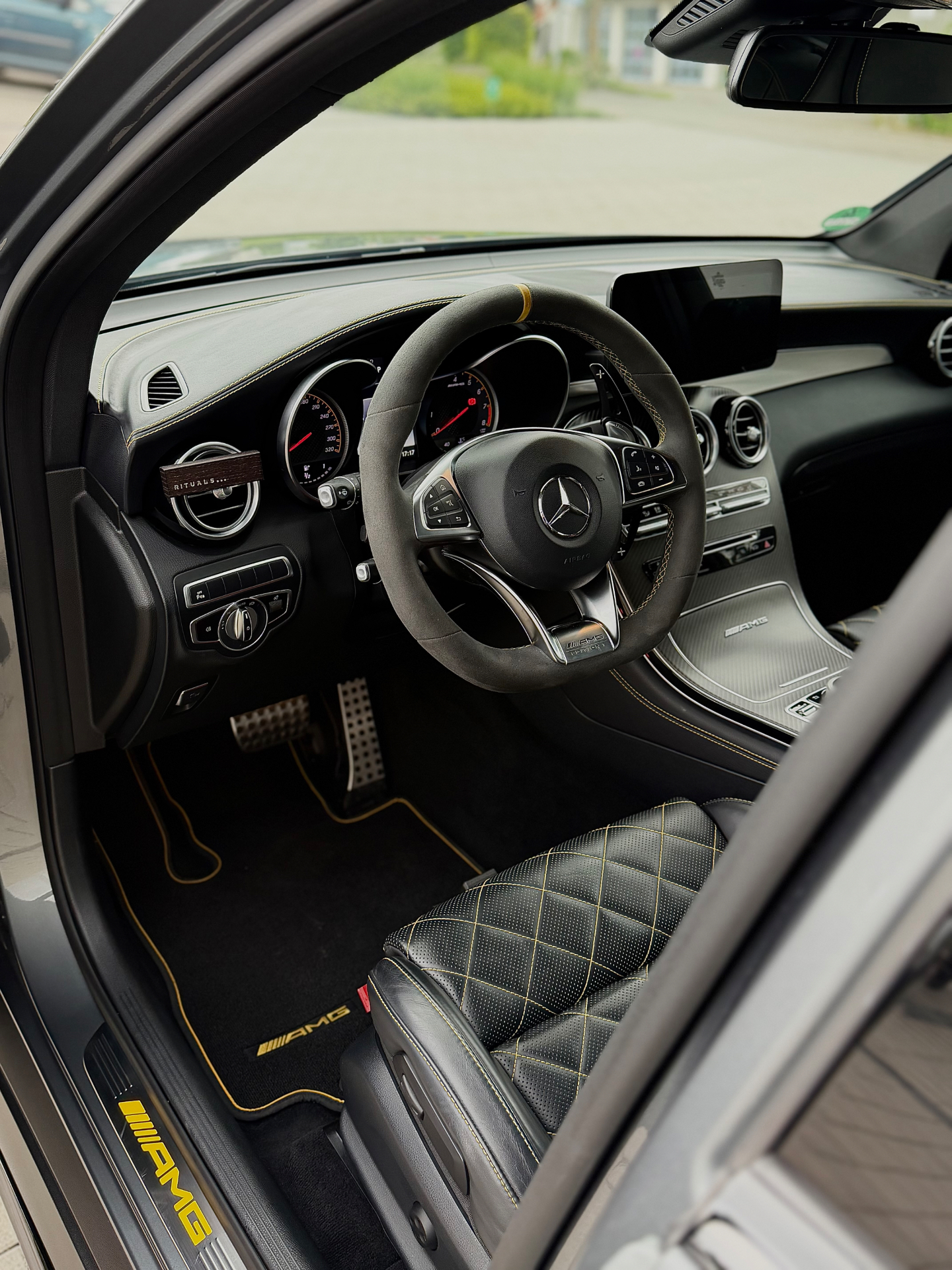 Professionell gereinigter Audi-Innenraum mit gepflegten Sitzen und Armaturen