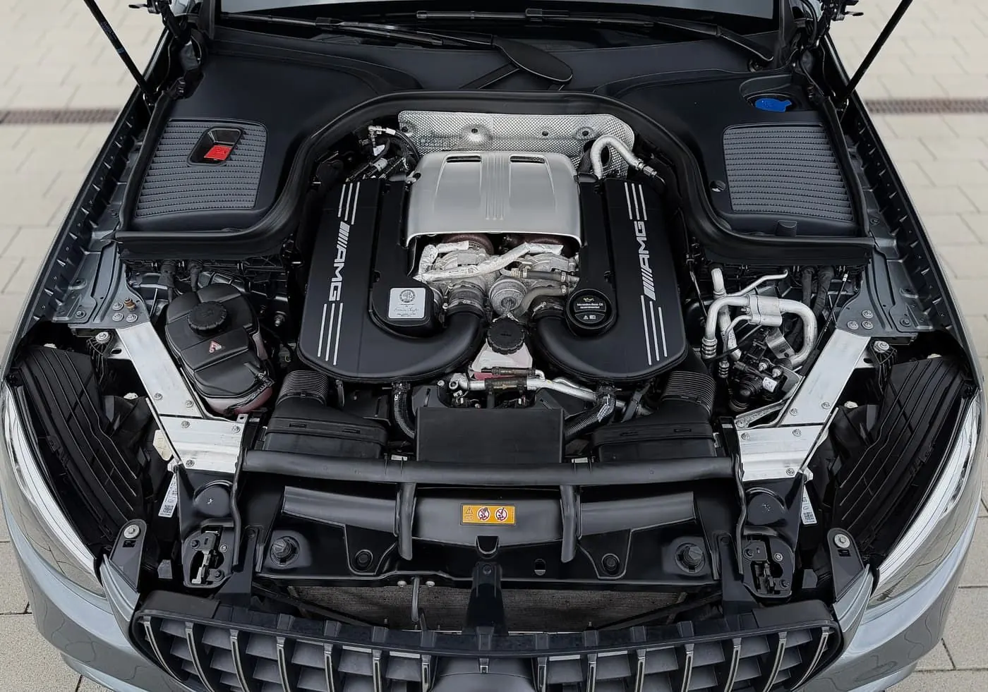 Sauberer AMG V8 Motorraum nach professioneller Motorreinigung