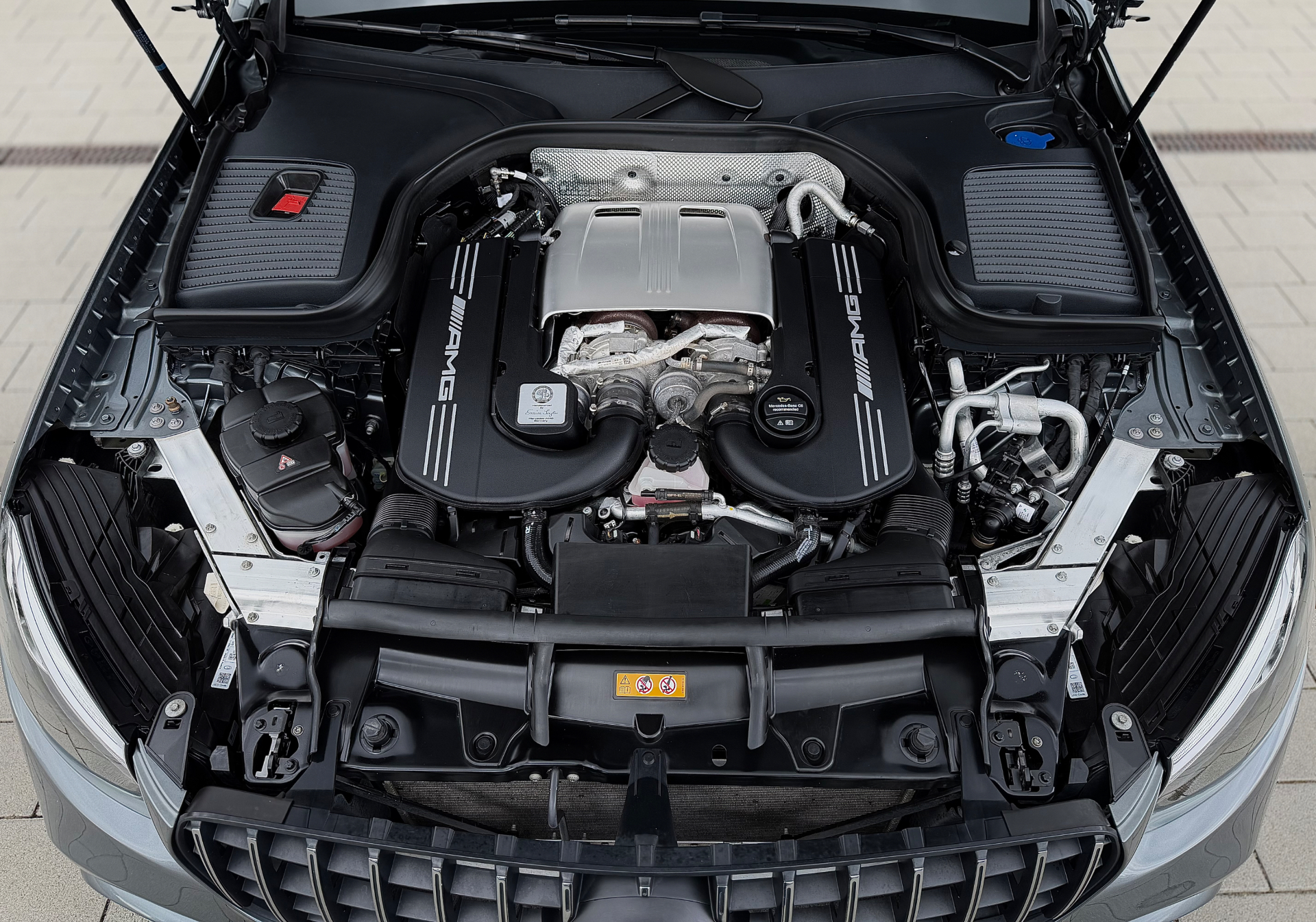Sauberer AMG V8 Motorraum nach professioneller Motorreinigung