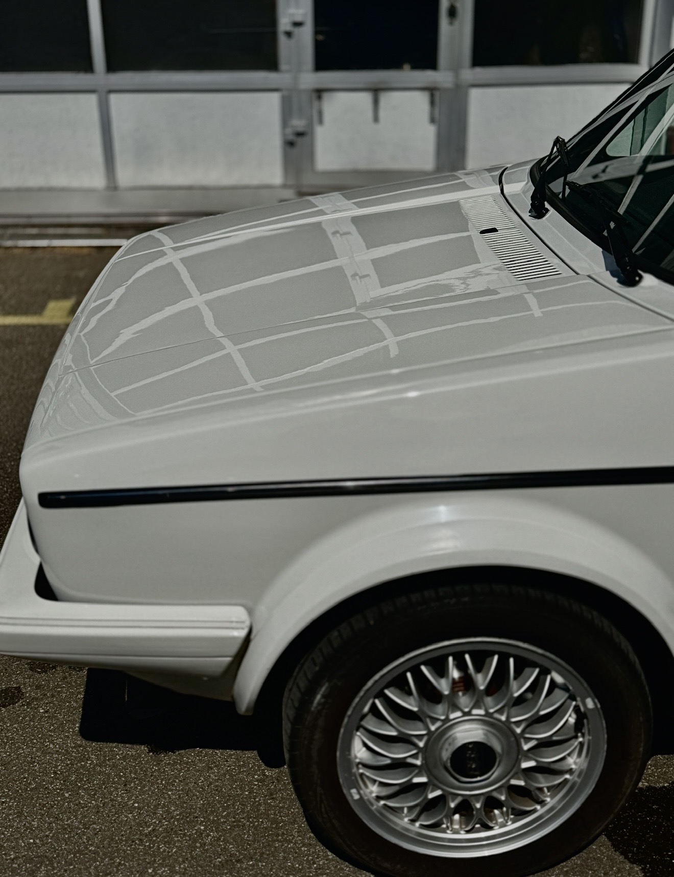 Aufbereiteter schwarzer Audi mit spiegelglatter Lackoberfläche nach Maschinenpolitur